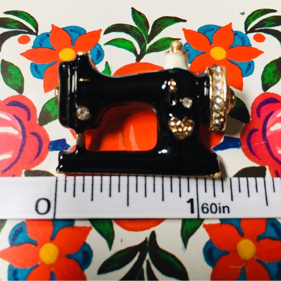Sewing Machine Brooch - Picture 7 of 8